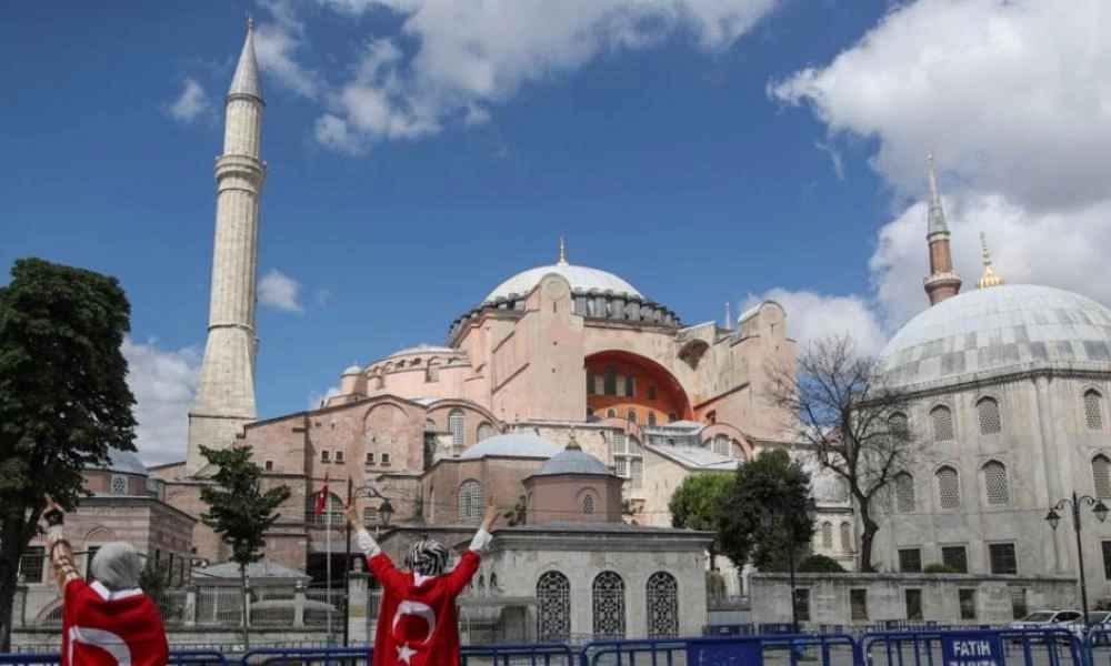 Αγιά Σοφιά: Η πρώτη έρευνα μετά την προσευχή -Πως αντέδρασαν οι Τούρκοι πολίτες